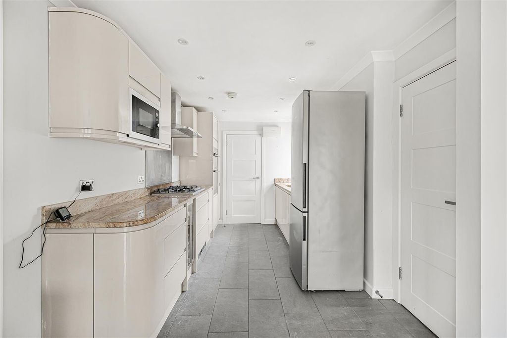 Additional image 10 of 4 bed town house to rentSt. Marks Court, Cambridge CB3