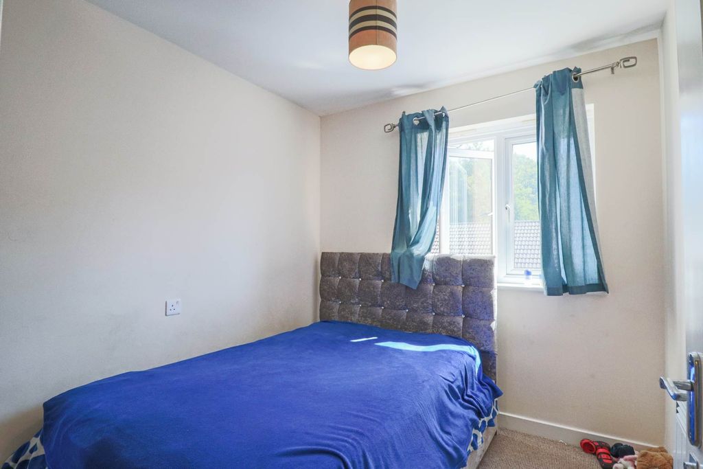 2 bed flat to rentMacfarlane Chase, Weston-Super-Mare BS23 photo 3