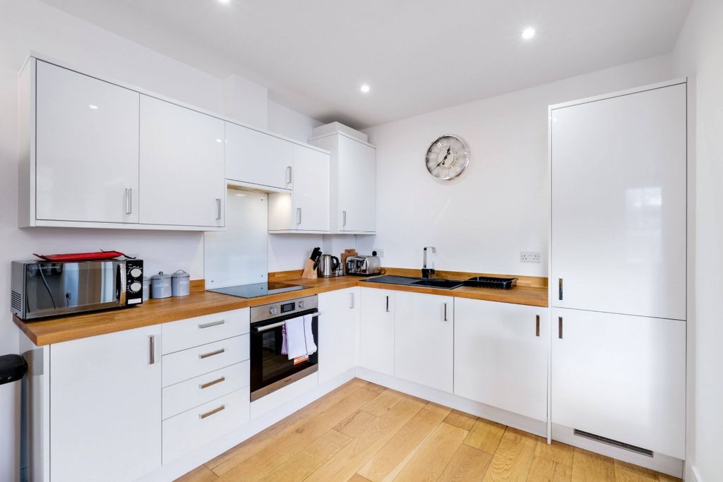 Additional image 2 of 2 bed flat to rentEaston Street, High Wycombe HP11