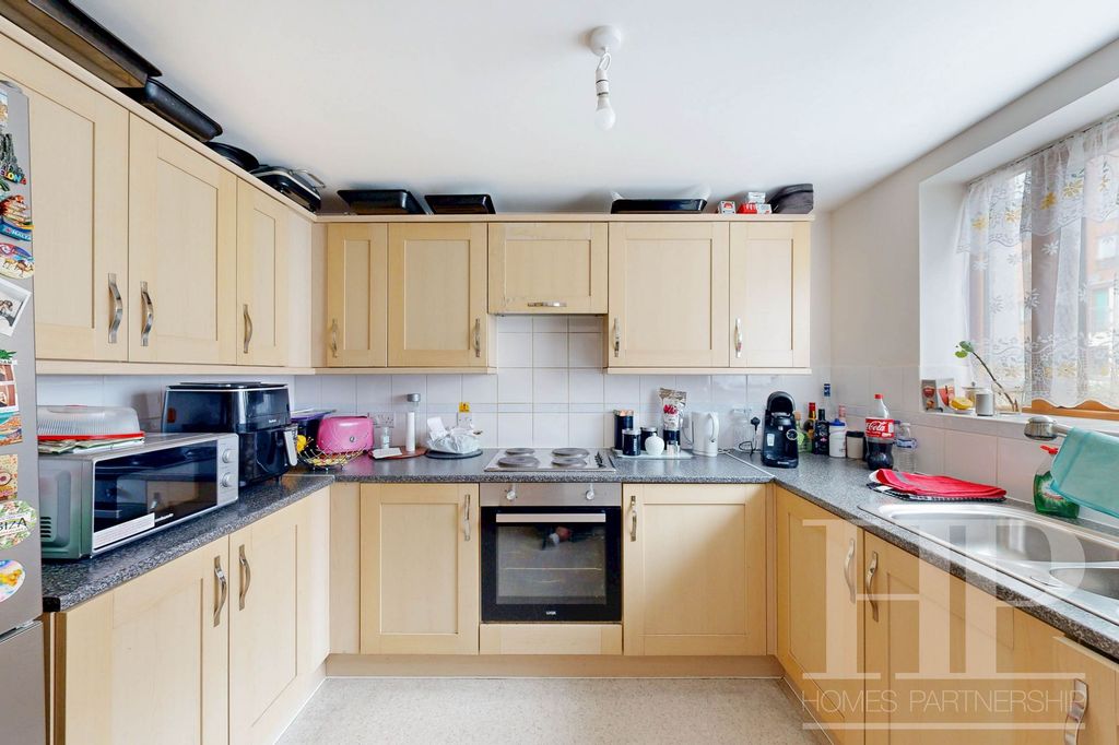 3 bed maisonette to rentCommonwealth Drive, Rampling Court Commonwealth Drive RH10 photo 2