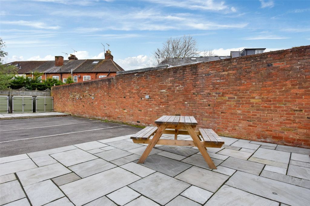 Additional image 9 of 2 bed flat to rentBeech House, 27 Little Marlow Road, Marlow, Buckinghamshire SL7