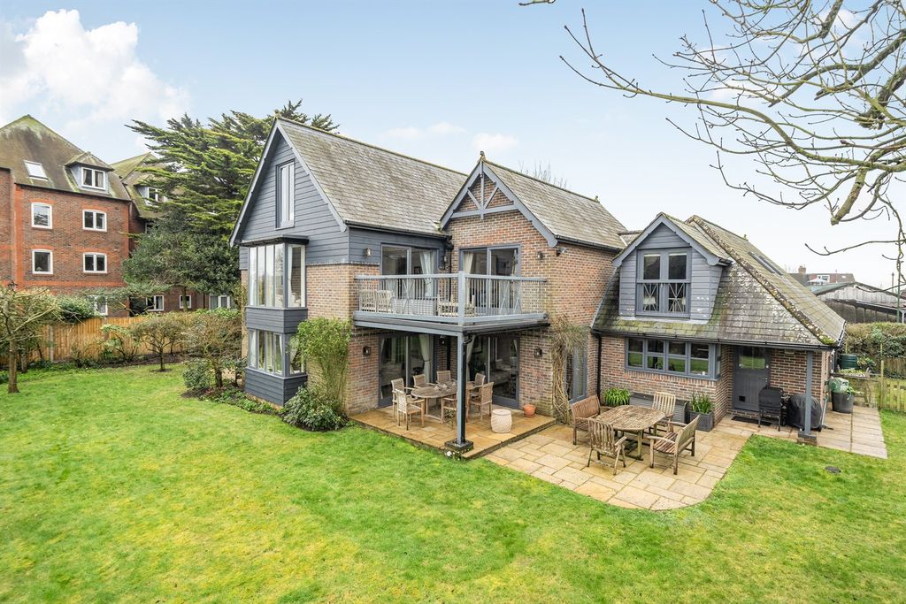 6 bed detached house to rentRiverside House, 2 Fitzalan Road, Arundel, West Sussex BN18