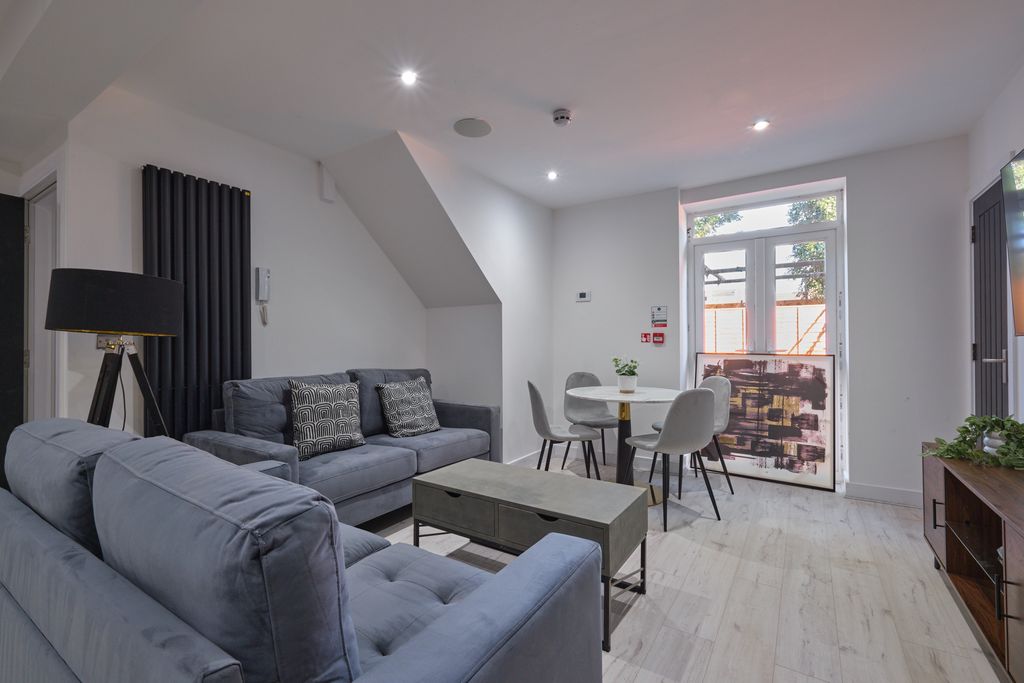 6 bed shared accommodation to rentCromwell Street, Swansea SA1 photo 2