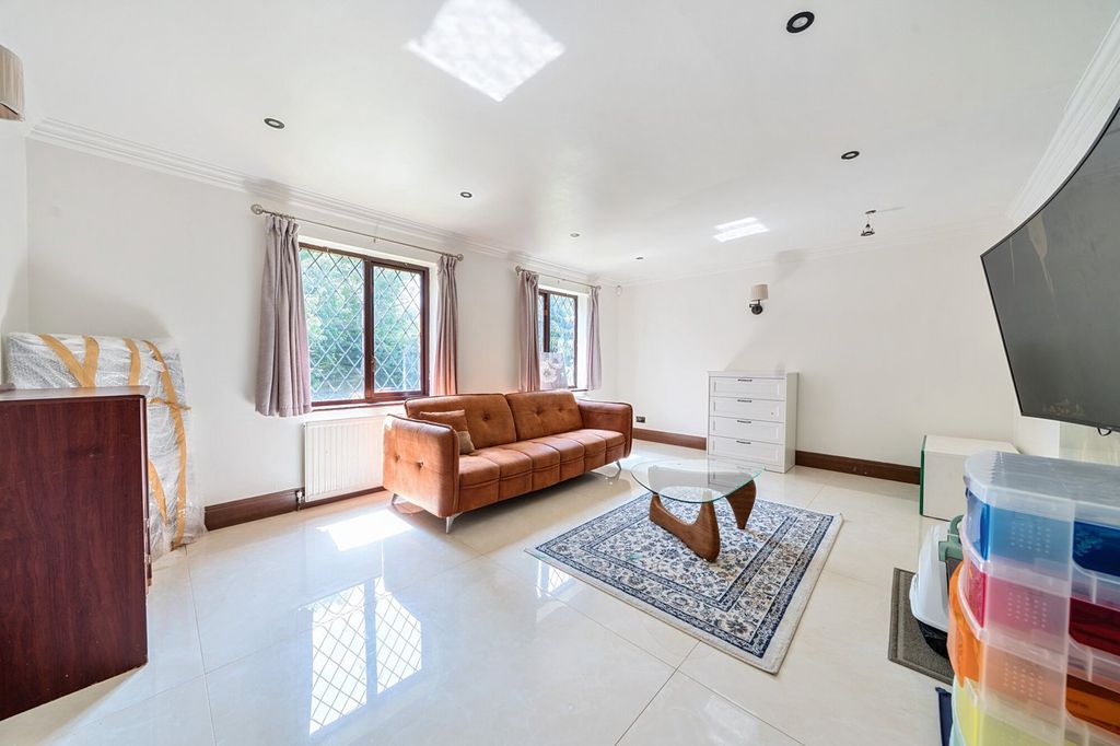 Additional image 8 of 5 bed detached house to rentFishery Road, Maidenhead SL6