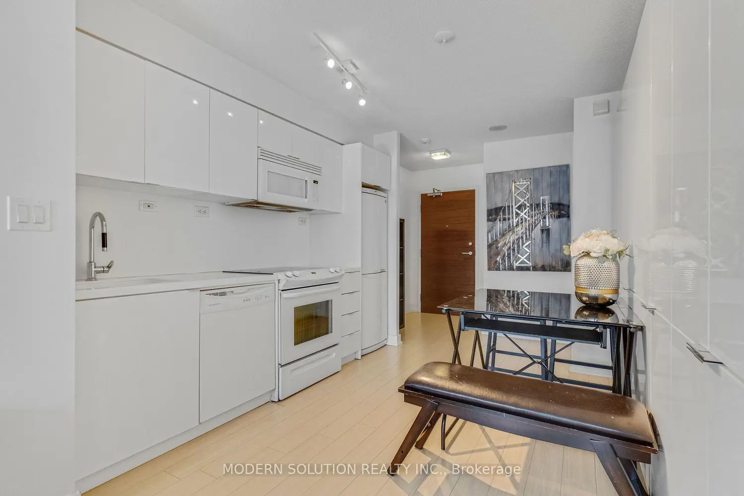 Additional image 6 of 10 Capreol Court 925