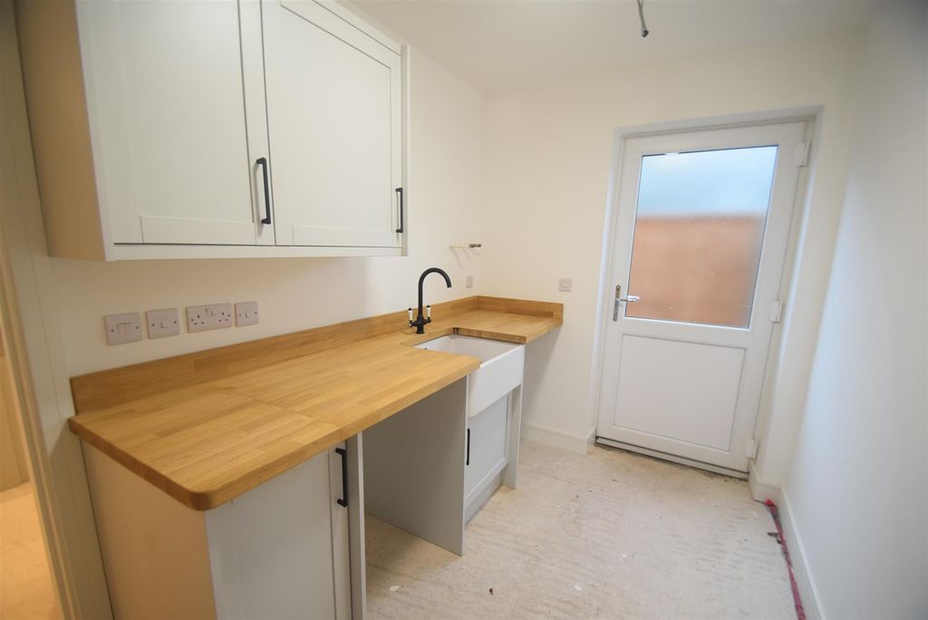 Additional image 4 of 5 bed detached house to rentShrewsbury Road, Edgmond, Newport TF10