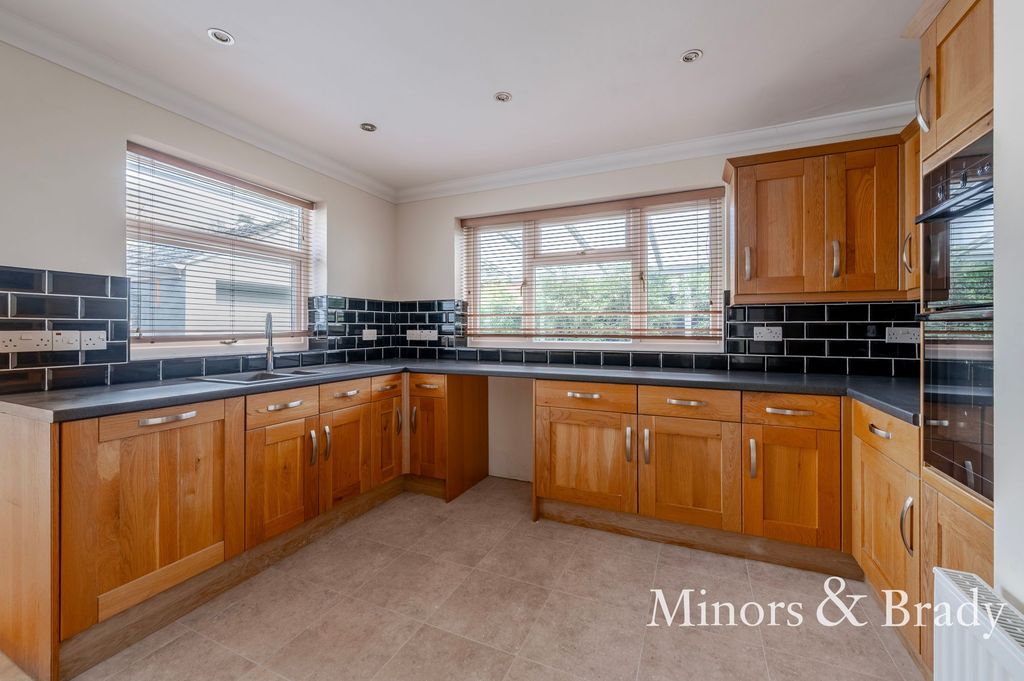 Additional image 2 of 5 bed detached bungalow to rentYarmouth Road, Lowestoft NR32