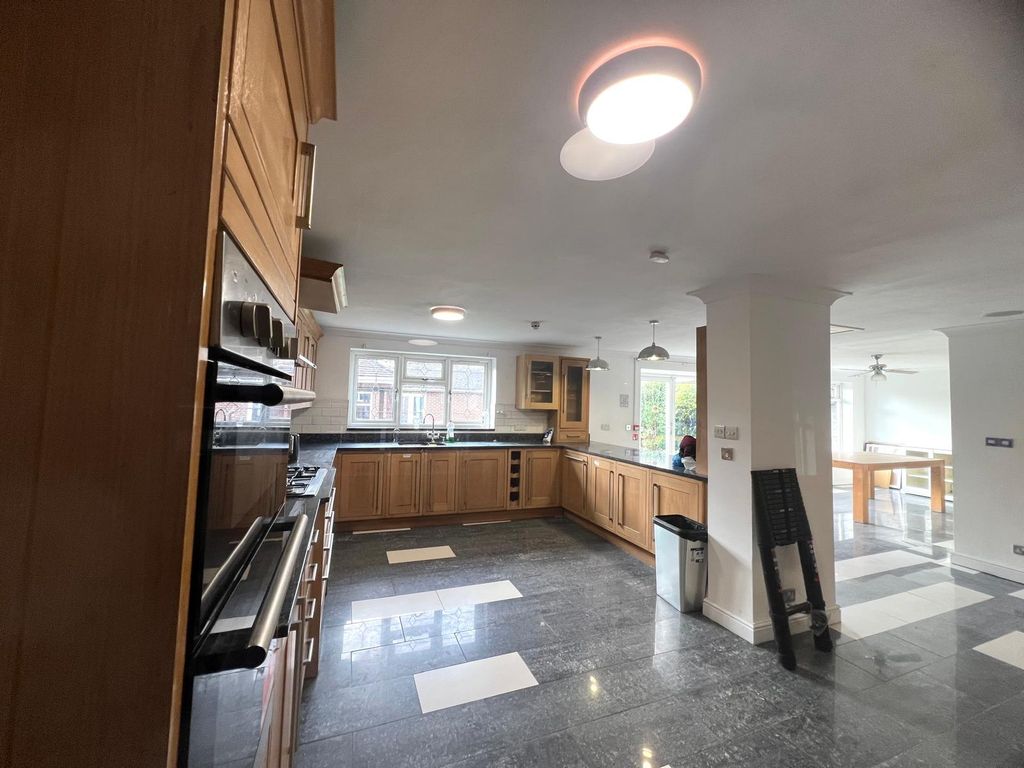Additional image 10 of 10 bed detached house to rentSomerset Way, Iver SL0