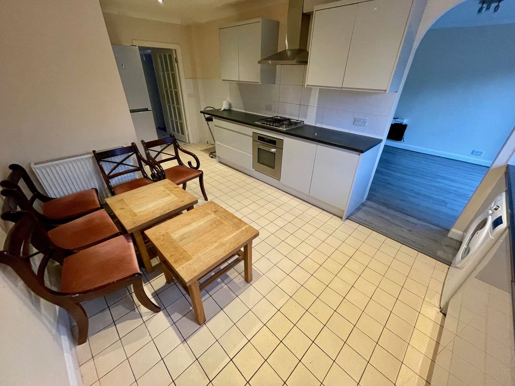 Additional image 10 of 4 bed semi-detached house to rentAlton Road, Luton LU1