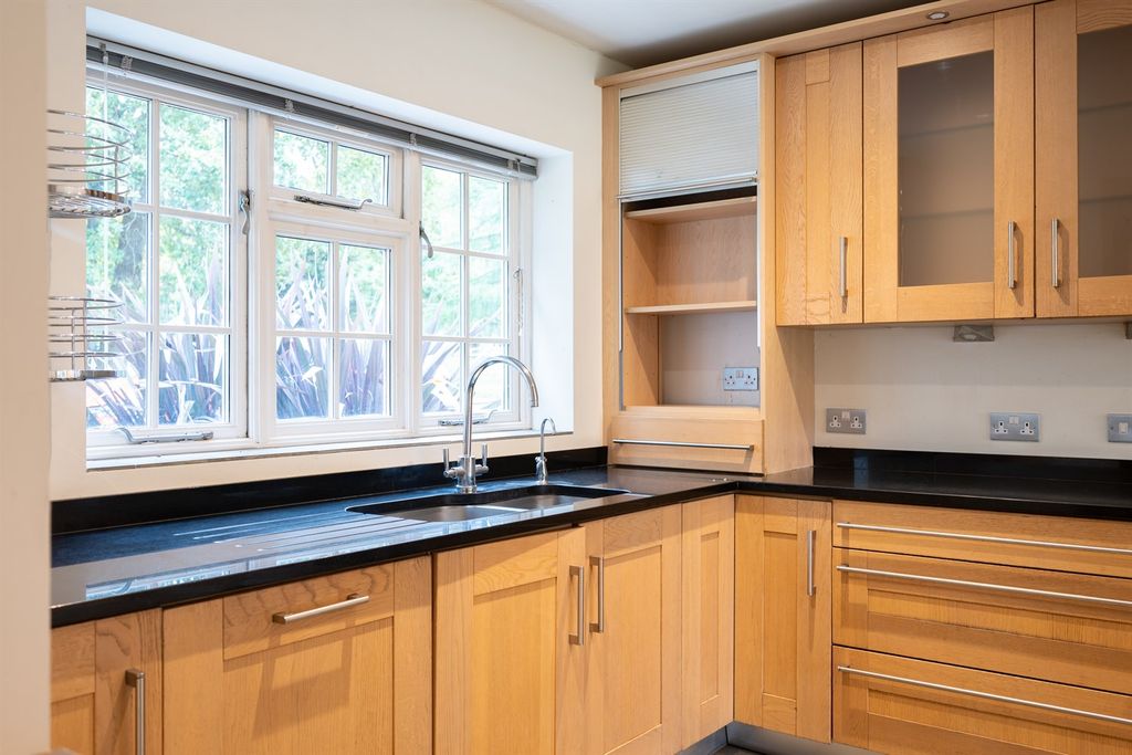 Additional image 7 of 6 bed detached house to rentForest Grange, Horsham, West Sussex RH13