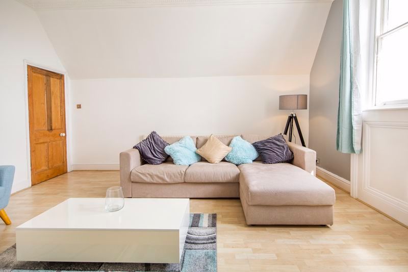 3 bed flat to rentDownside Road, Bristol BS8 photo 4
