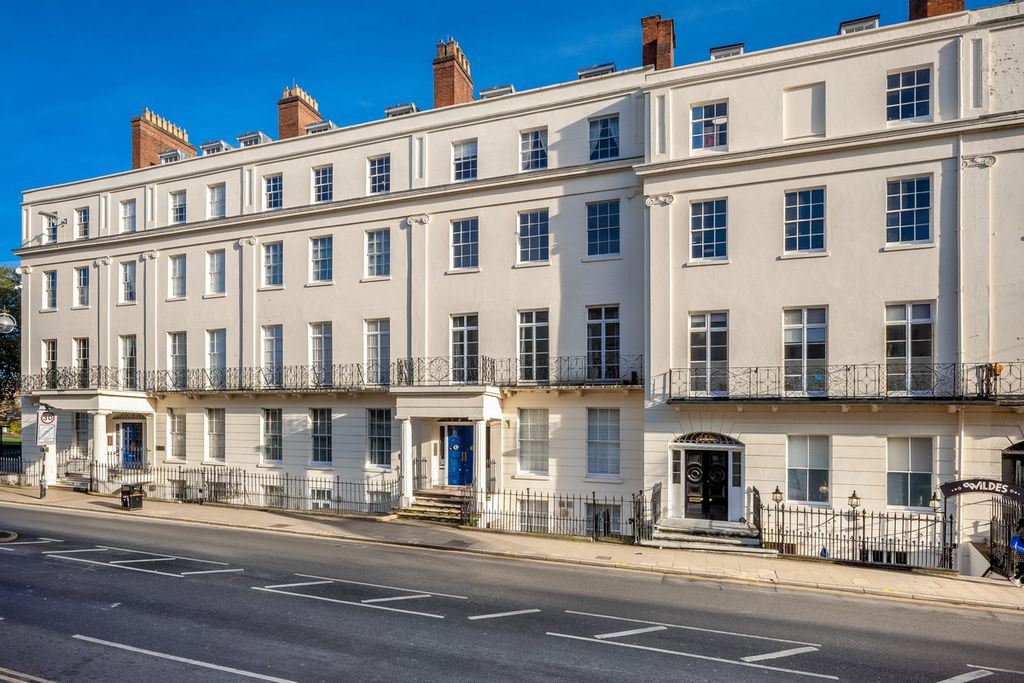 2 bed flat to rentWilliam House, 3 Parade, Leamington Spa Warwickshire CV32