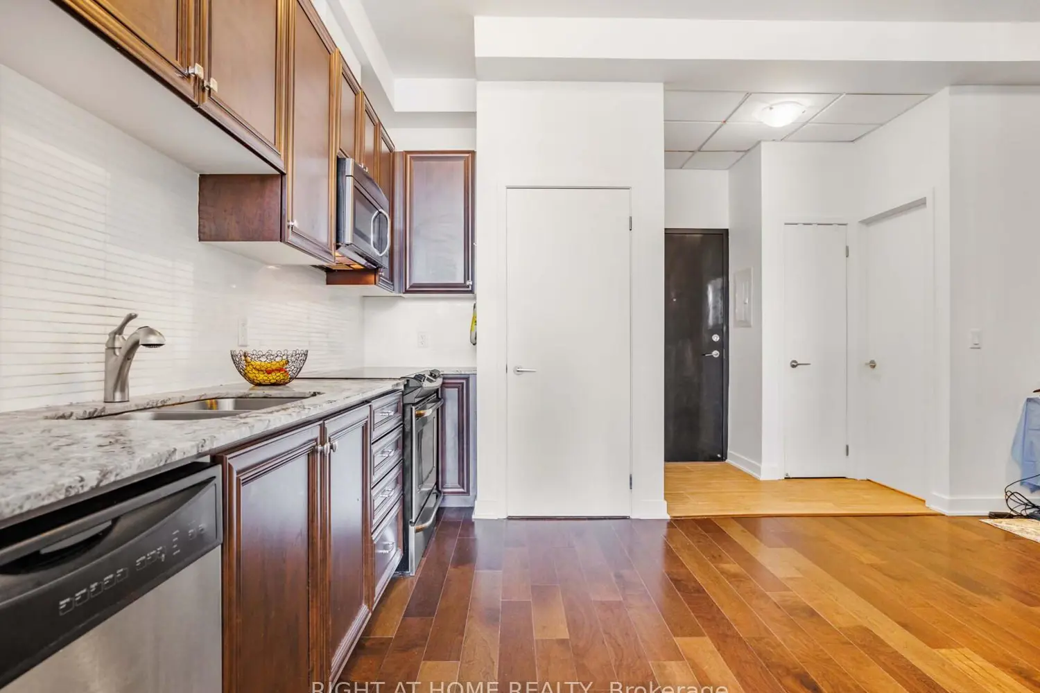 10376 Yonge Street 406 photo 4