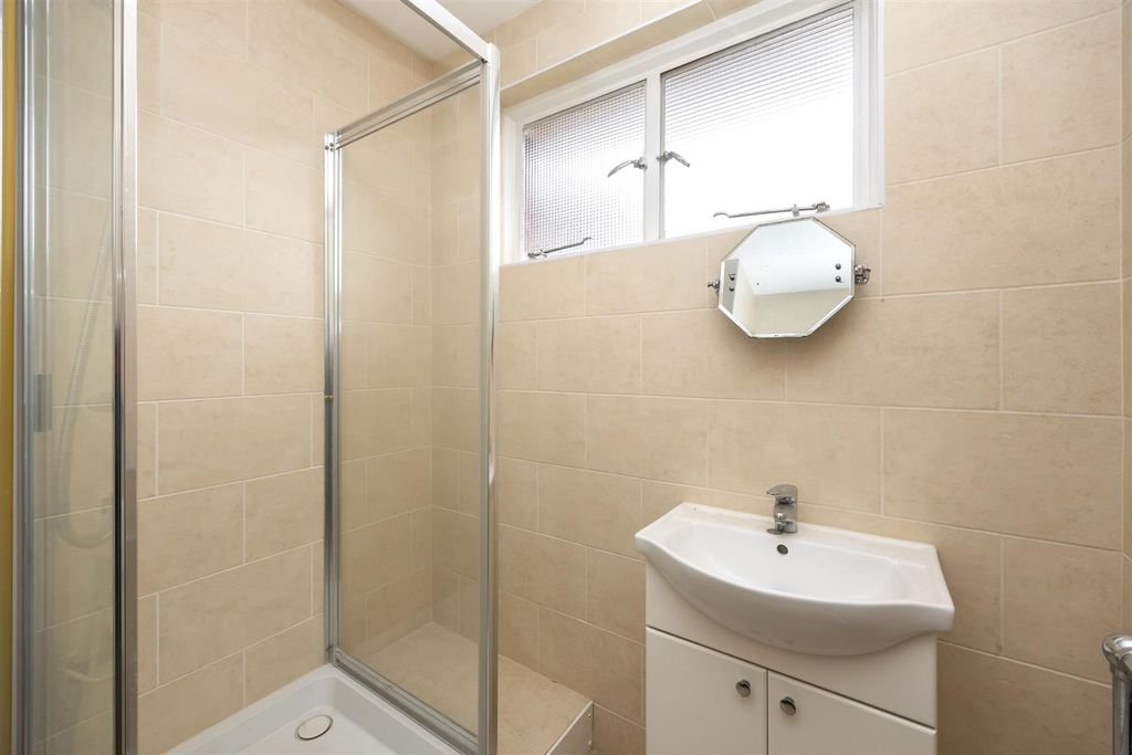 Additional image 5 of 4 bed detached house to rentBeccles Road, Worthing BN11