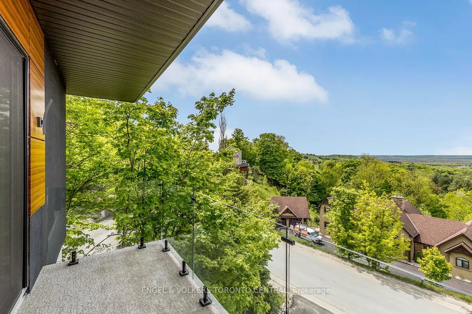 Additional image 11 of 16 Valleycrest Drive