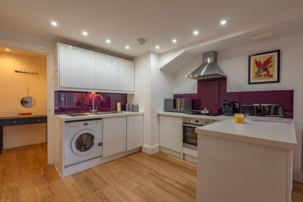 Additional image 4 of 2 bed flat to rentBear Lane, Newbury RG14