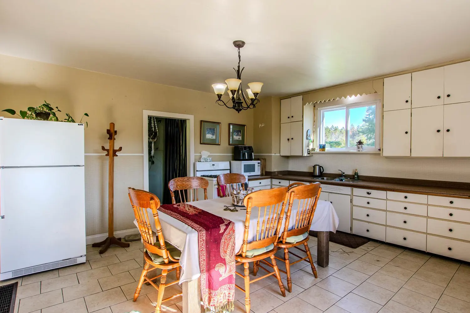 2041 Flos 4 Road photo 5
