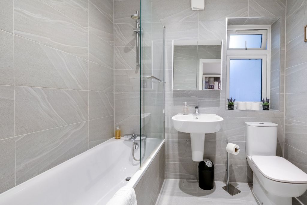 Additional image 4 of 2 bed flat to rentWest Wycombe Road, High Wycombe HP12