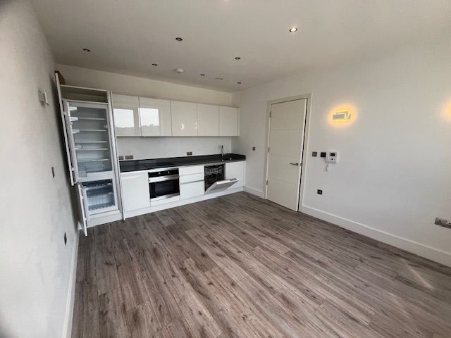 Additional image 3 of 2 bed flat to rentLeat House, Overbridge Square, Newbury RG14