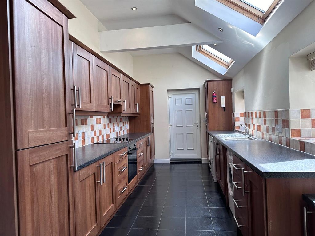 6 bed shared accommodation to rentLavender Gardens, West Jesmond, Newcastle Upon Tyne NE2 photo 2