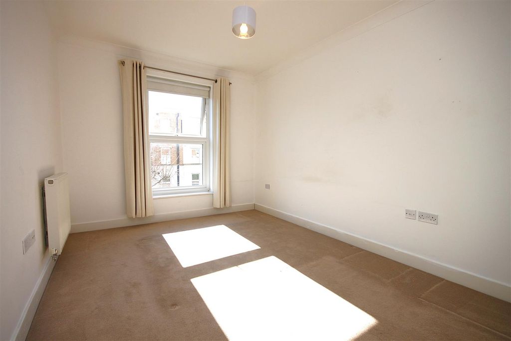 Additional image 8 of 2 bed flat to rentHighbury Drive, Leatherhead KT22
