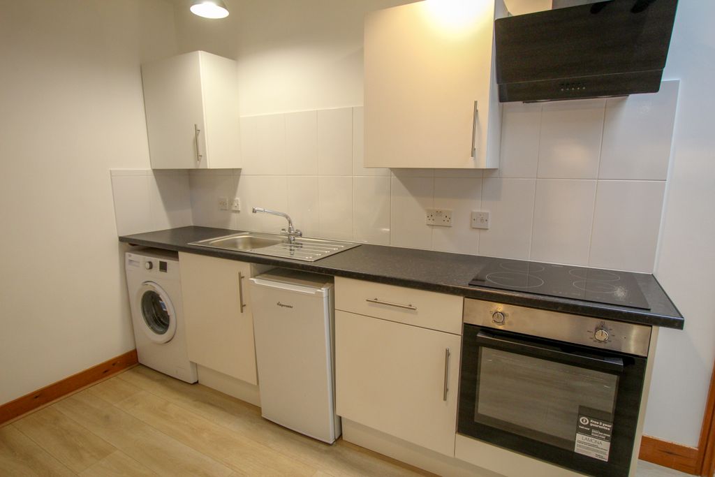 Additional image 2 of 2 bed flat to rentWest Street, Newbury RG14