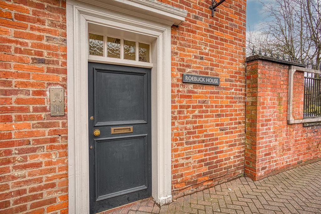 2 bed flat to rentRoebuck House, Horninglow Street, Burton Upon Trent DE14