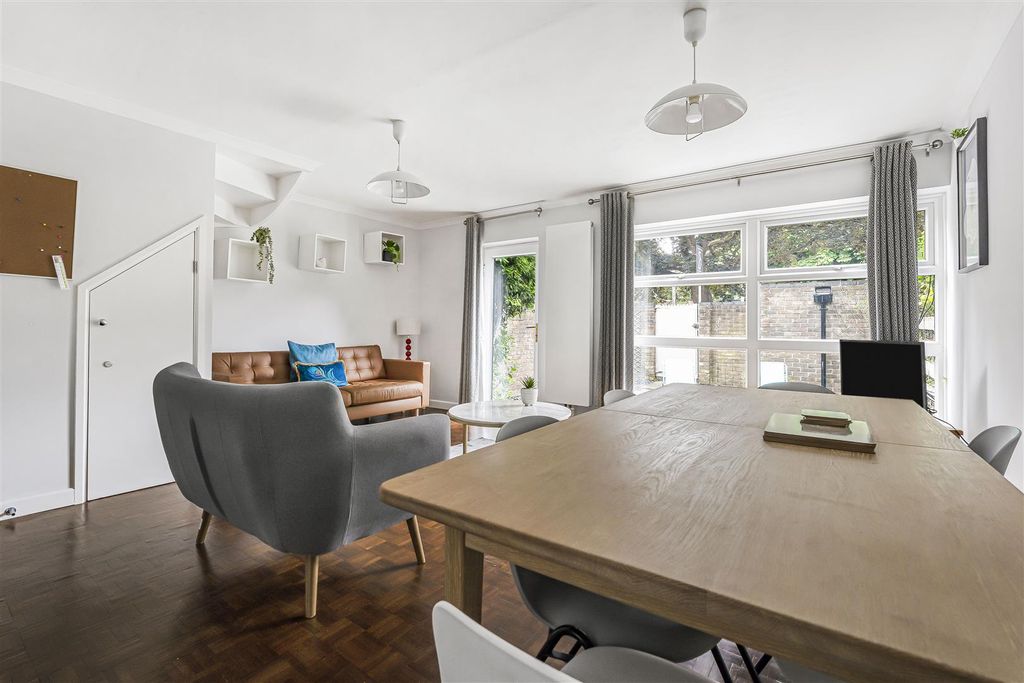 Additional image 3 of 4 bed town house to rentSt. Marks Court, Cambridge CB3