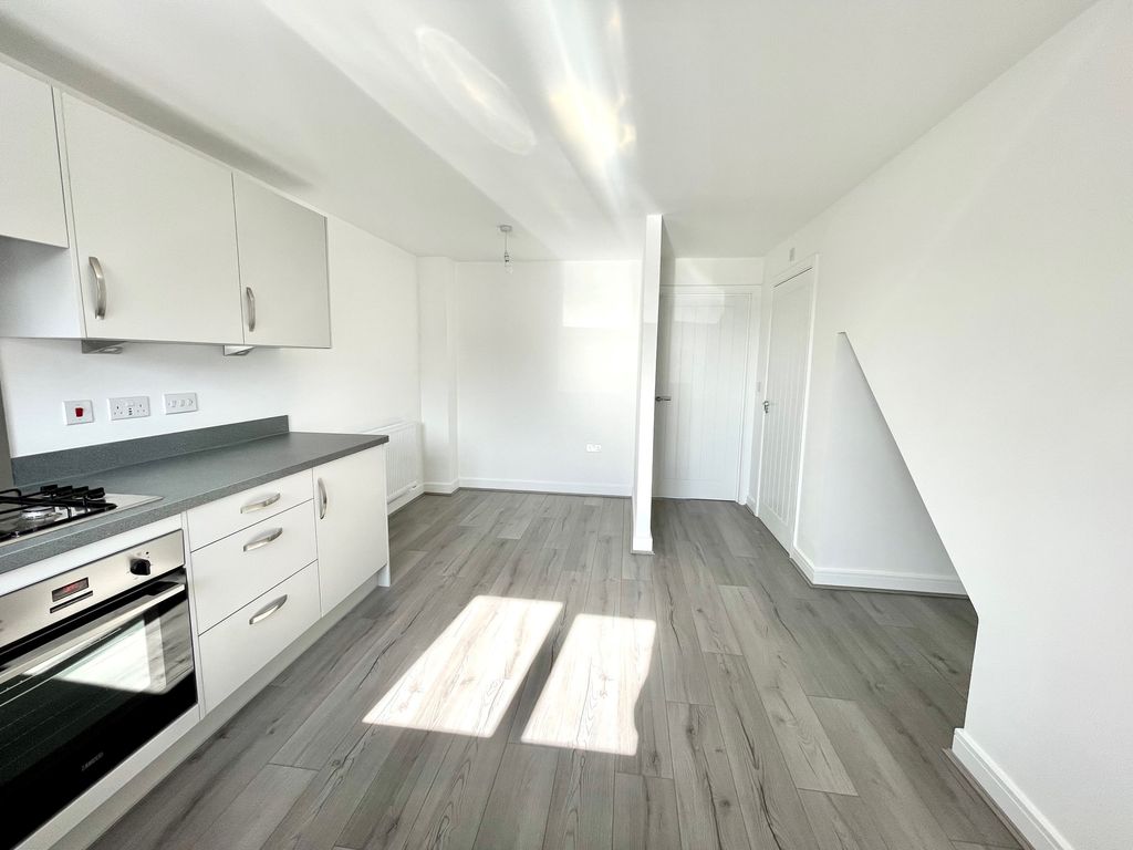 Additional image 2 of 4 bed property to rentFfordd Darwin, Barry CF63