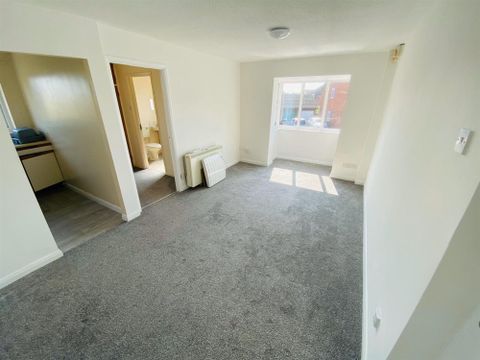 Godfrey Court, Longwell Green BS30, Studio to rent
