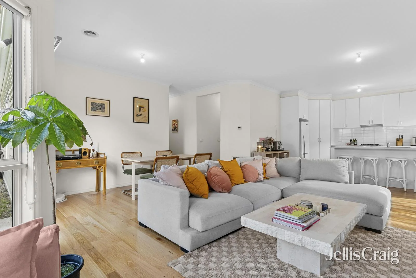 2/14 Corinella Road, Woodend VIC 3442