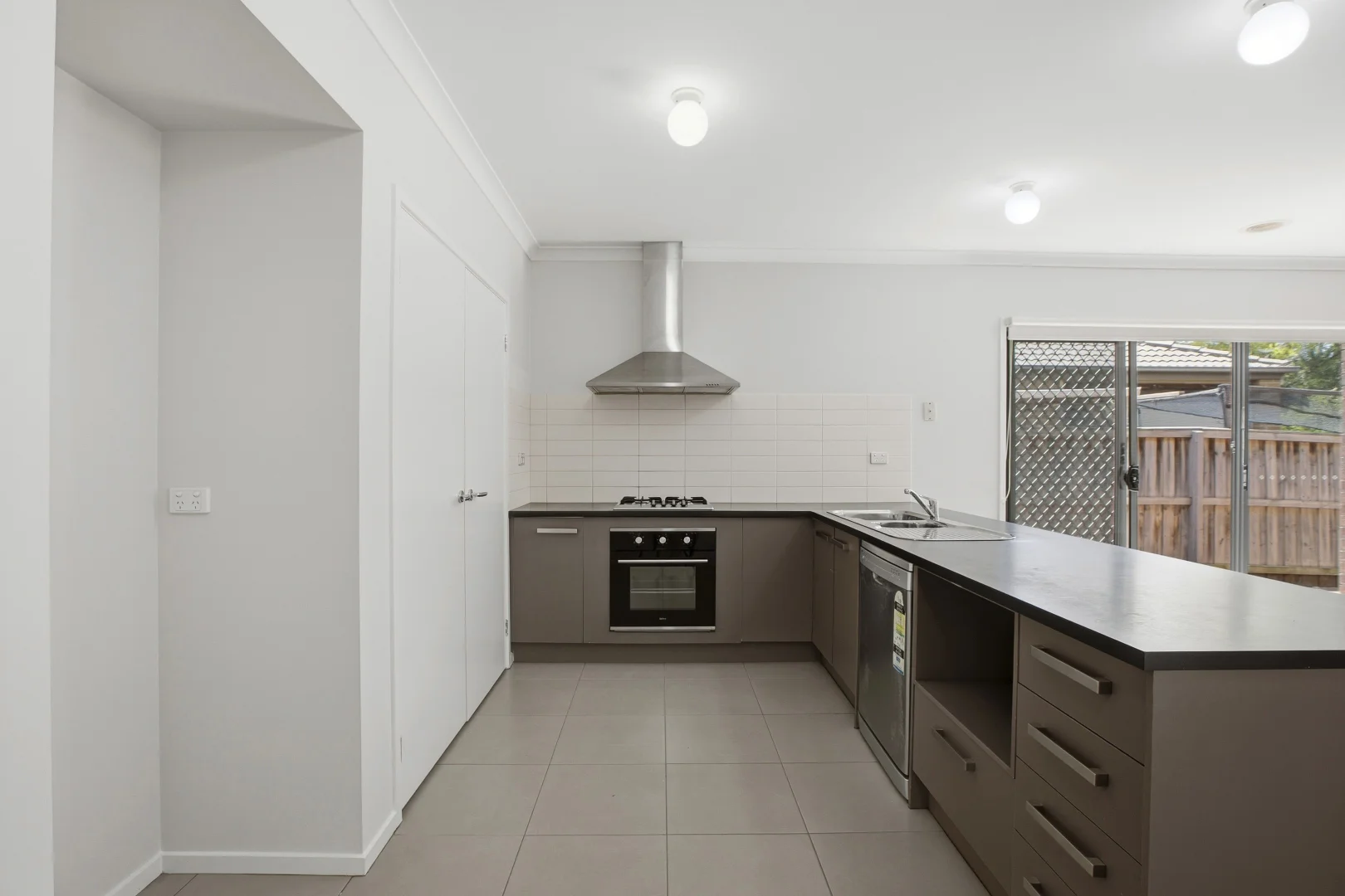 12 Corfu Avenue, Tarneit VIC 3029 photo 5