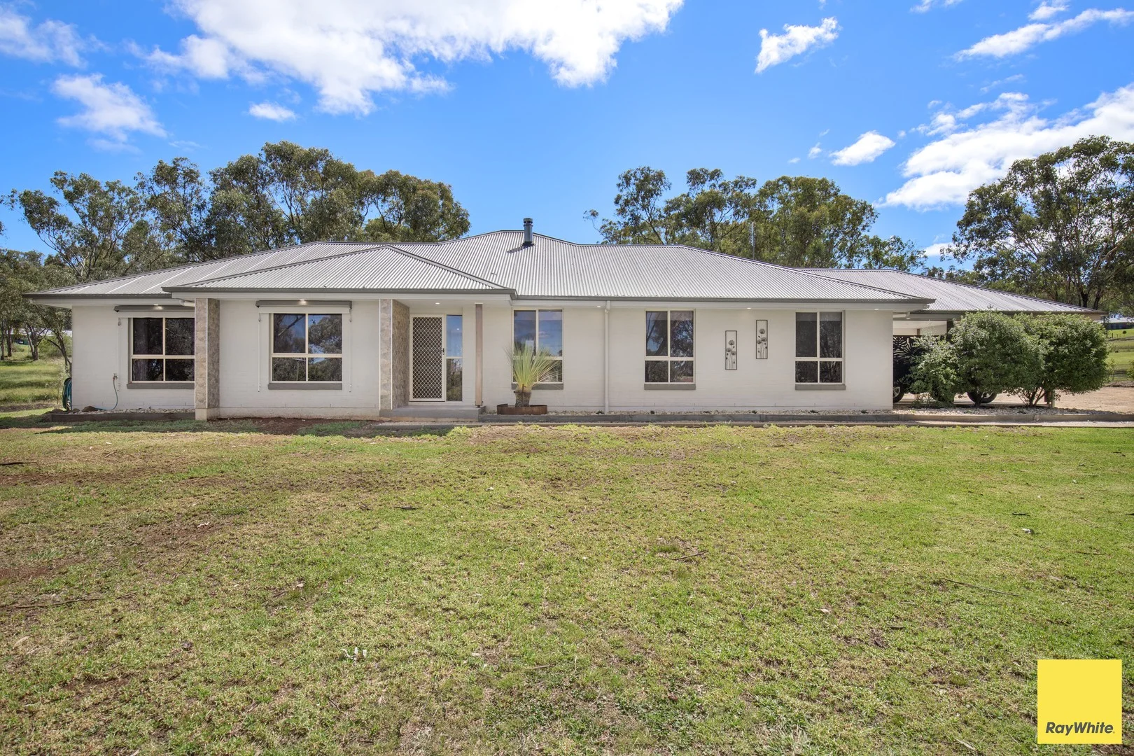27 Bimbadeen Drive, Inverell NSW 2360