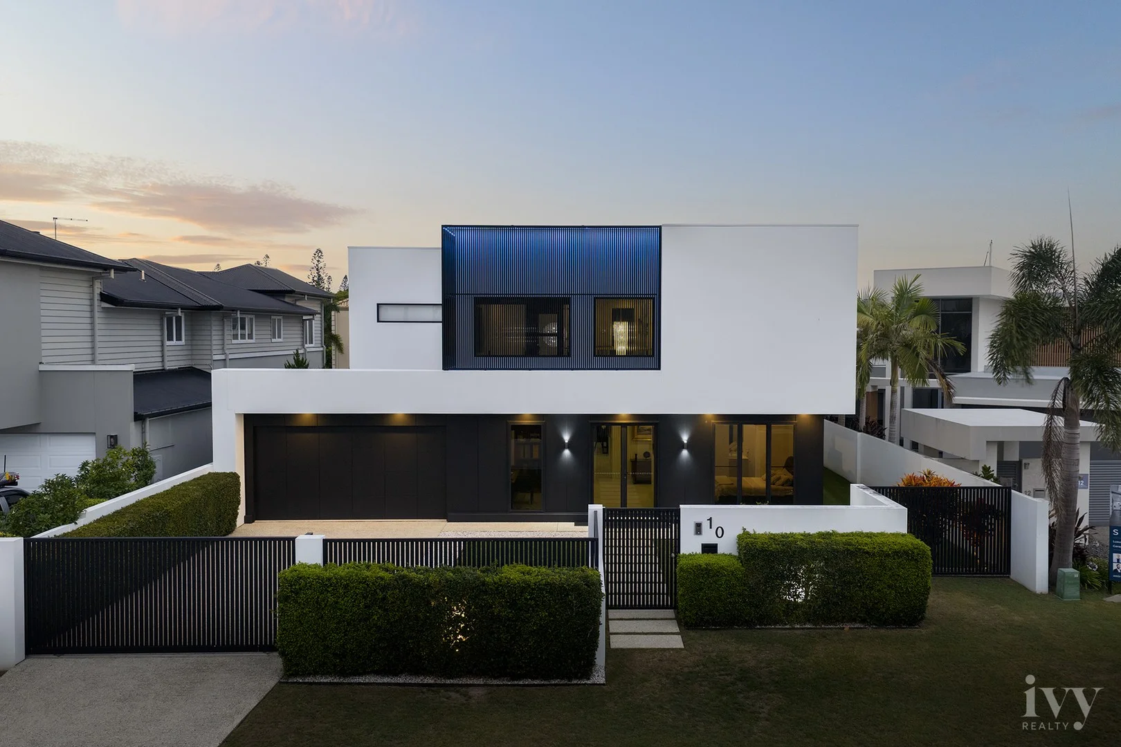 10 Queen Guineveres Place, Sovereign Islands QLD 4216