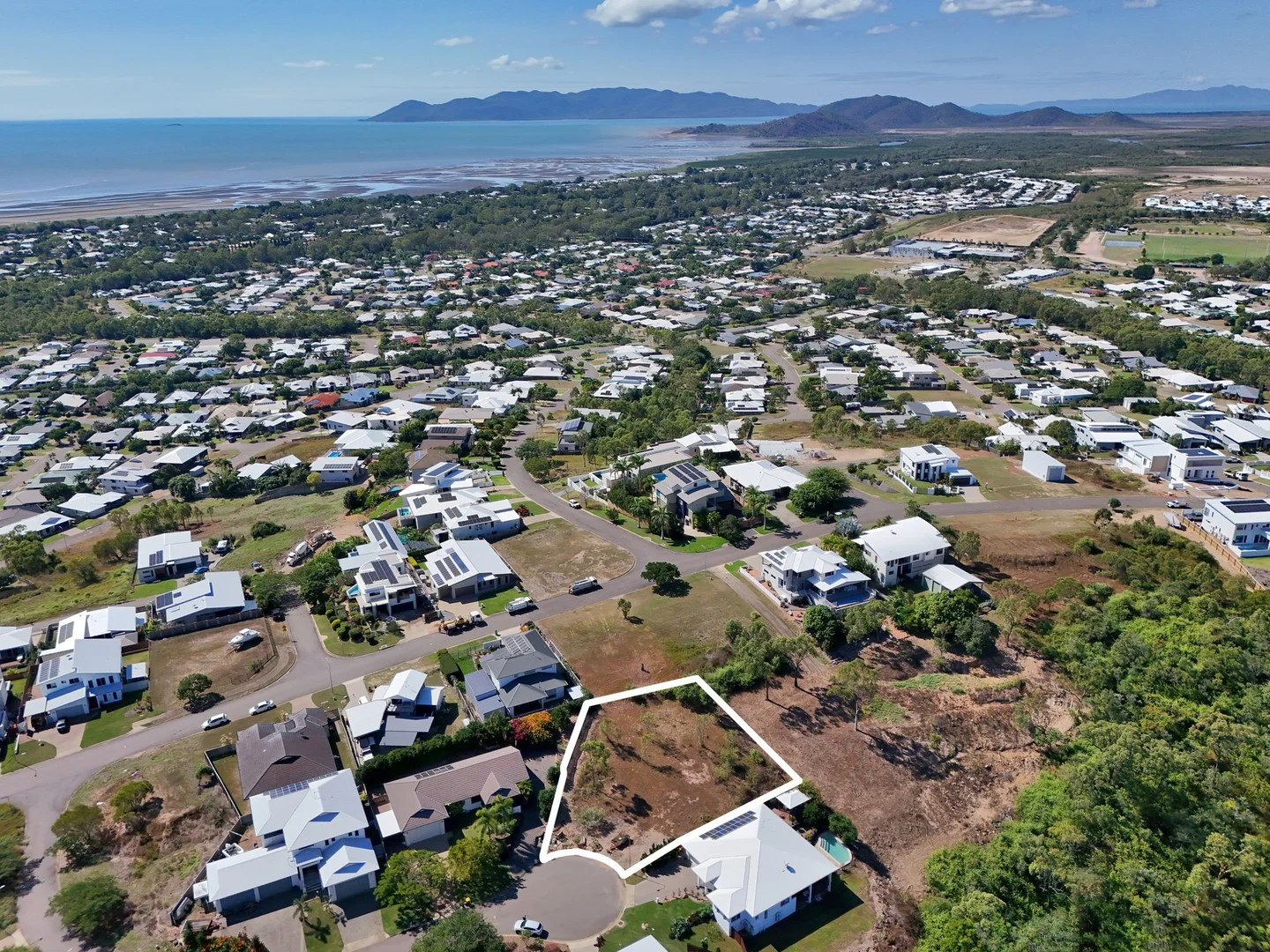 4 Chilott Court, Bushland Beach QLD 4818