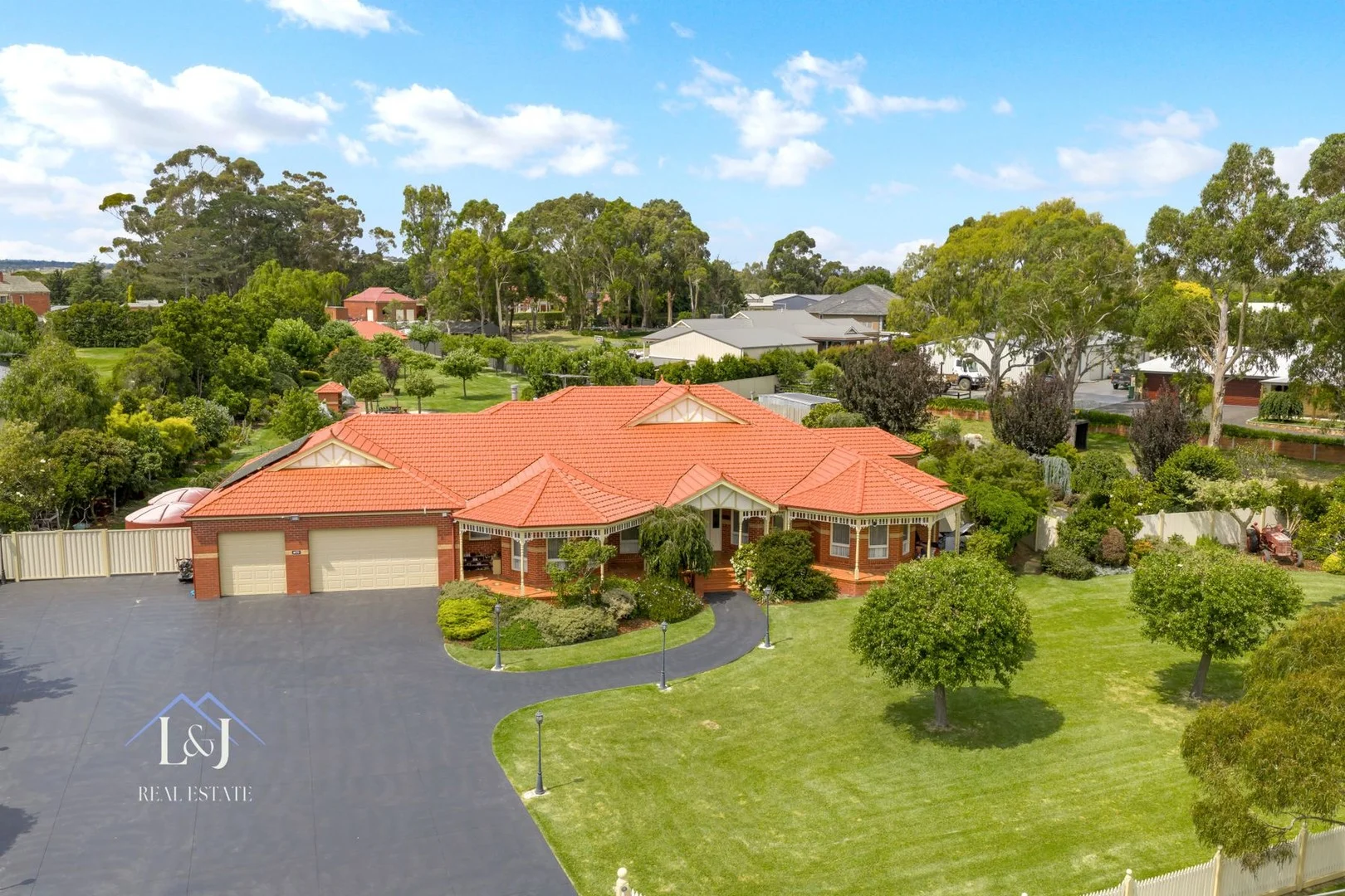 12 MEEKING DRIVE, Pakenham VIC 3810