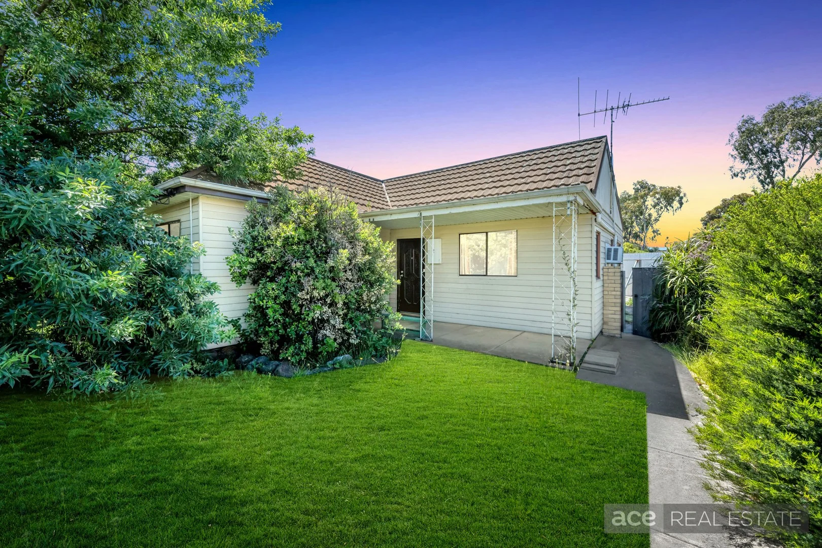 2 Brunel Street, South Kingsville VIC 3015