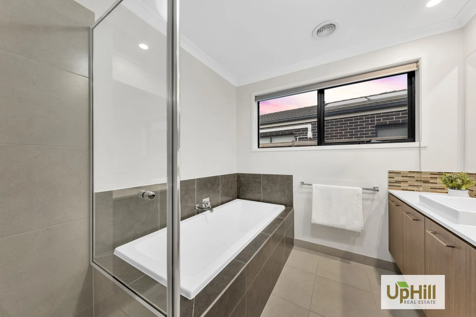 Additional image 16 of 4 Hollybush Avenue, Clyde VIC 3978