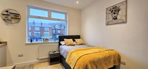 Studio Room, Meadow Head, Sheffield S8, Room to rent