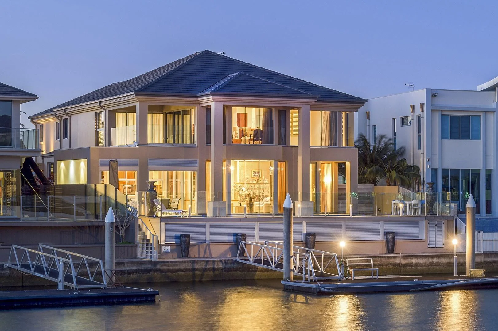 22 Knightsbridge Parade, Sovereign Islands QLD 4216