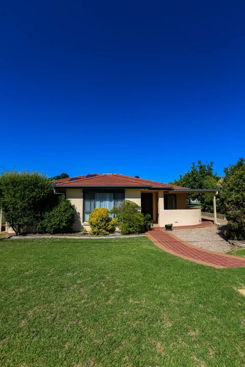 2 Grevillea Crescent, Kootingal NSW 2352