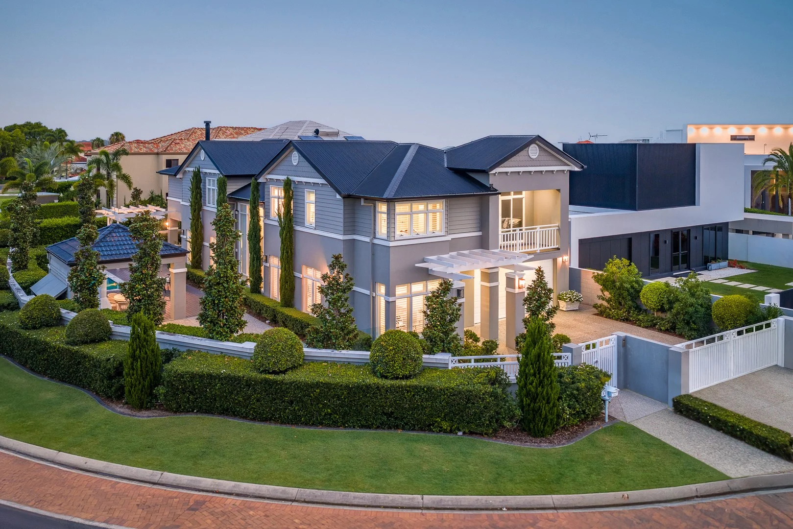 8 Queen Guineveres Place, Sovereign Islands QLD 4216