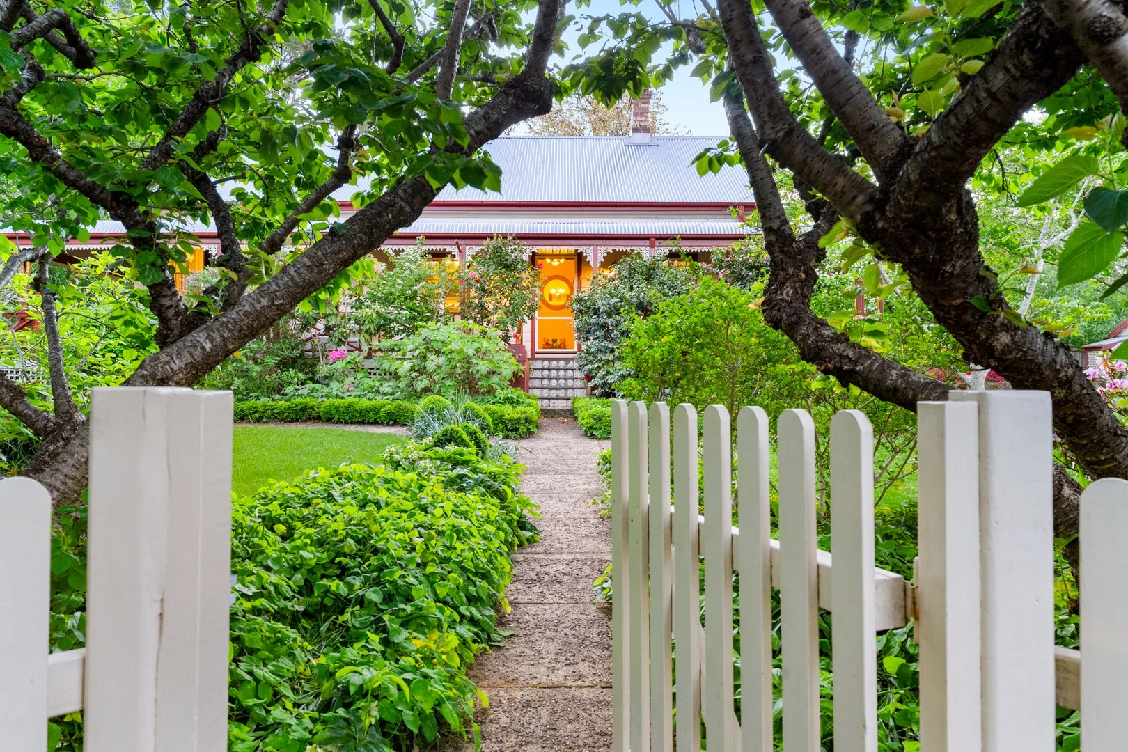 63 Falls Road, Wentworth Falls NSW 2782