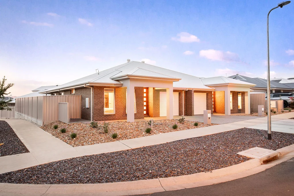 1 & 2/74 Westacott Crescent, Baranduda VIC 3691