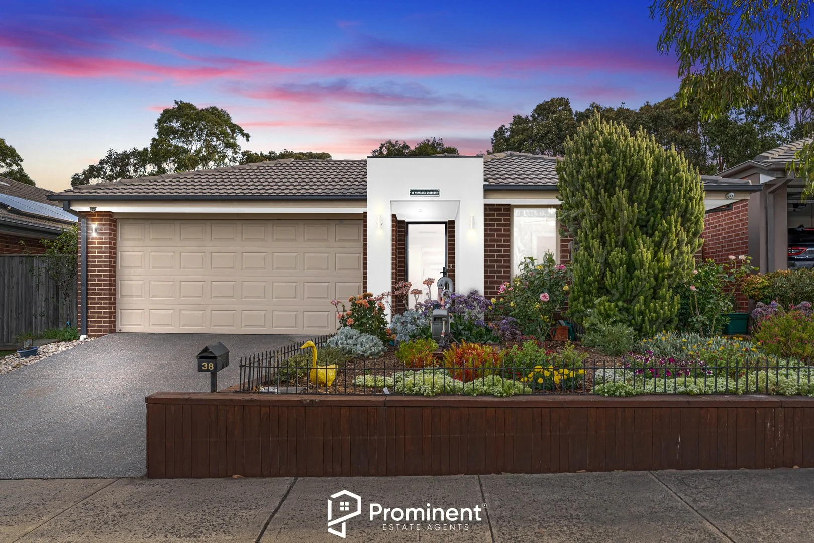 38 Royaloak Crescent, Cranbourne East VIC 3977