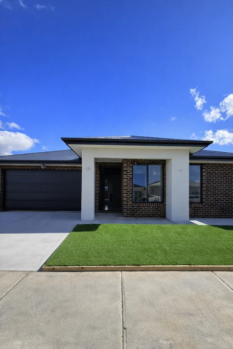 63 Carrera Crescent, Clyde VIC 3978