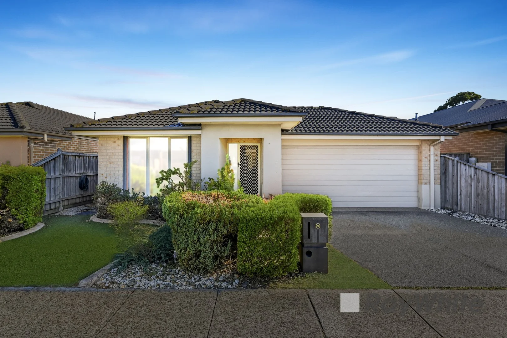 8 Blackledge Drive, Cranbourne East VIC 3977