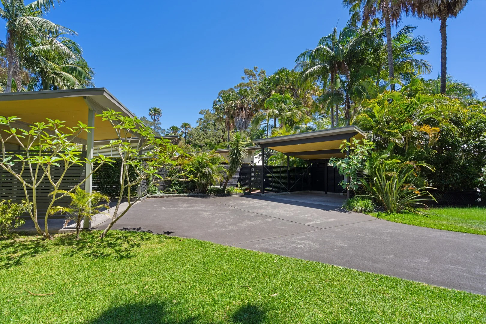 28  & 28A Lakeside Crescent, Elizabeth Beach NSW 2428