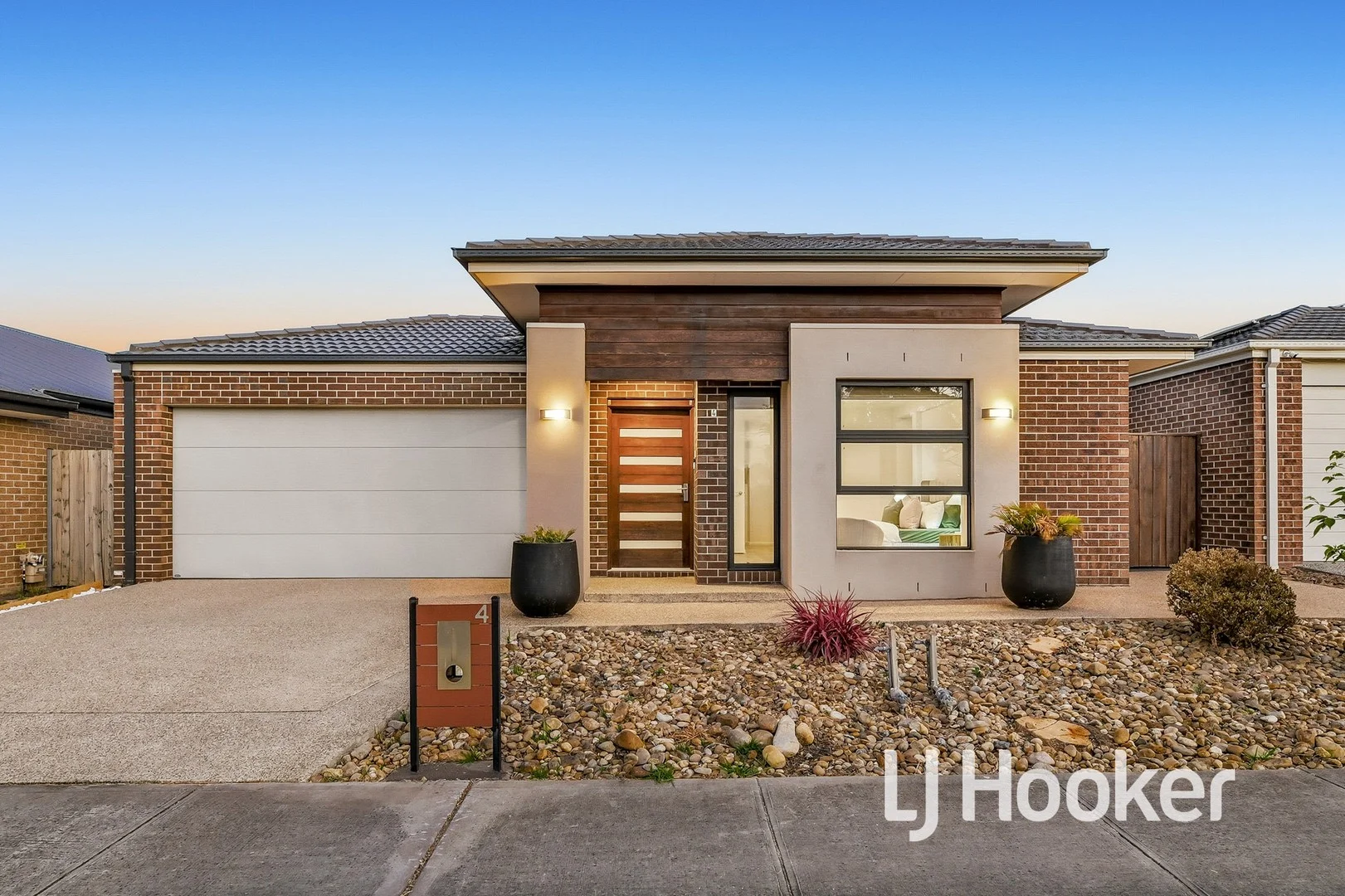 4 Burnett Way, Clyde North VIC 3978