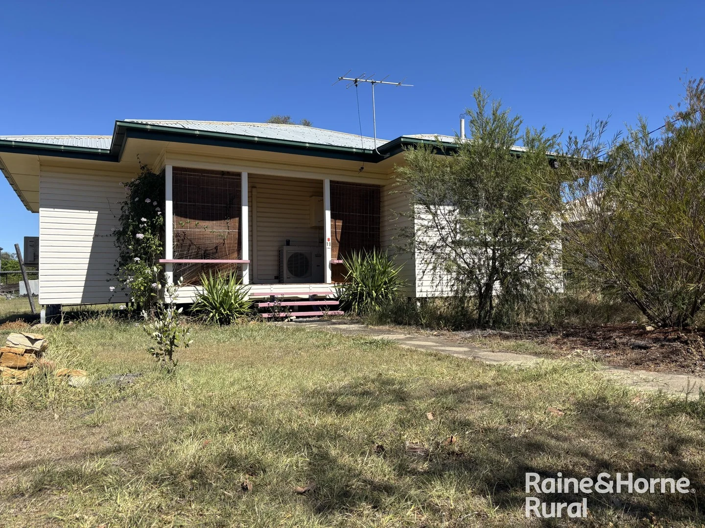 15 Hutton Street, Injune QLD 4454